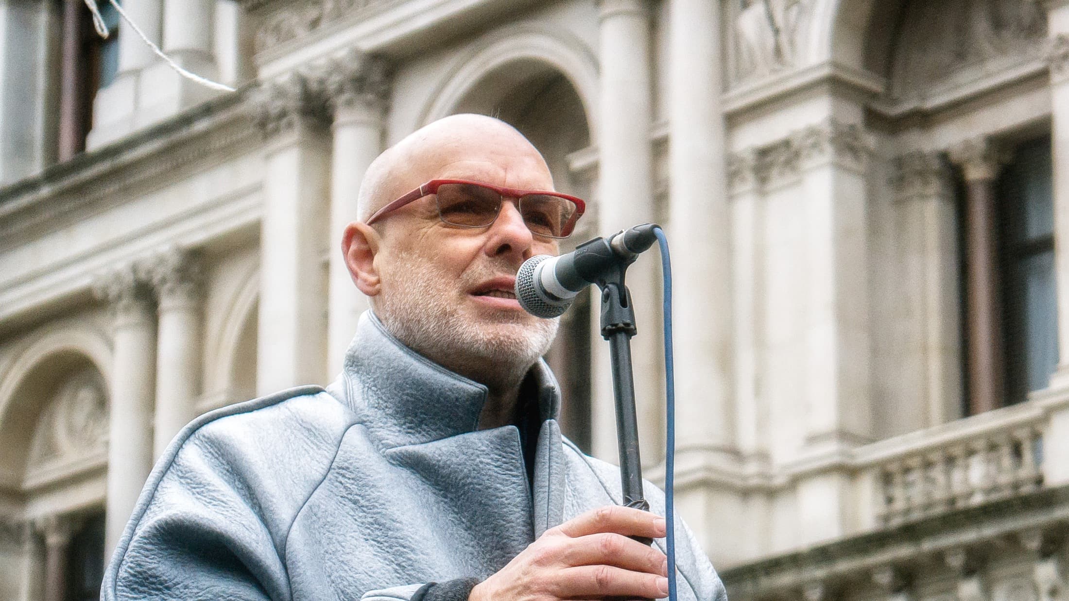 Лейбл «для аутсайдерів» мовчав понад тридцять років. Brian Eno вмикає його знову